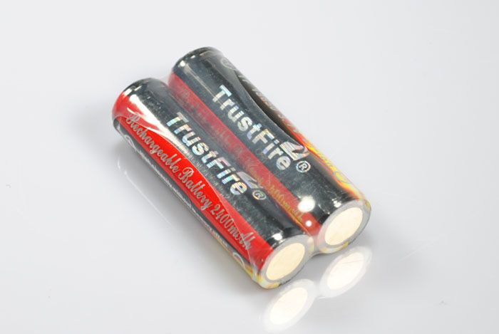 TrustFire 18650 2400mAh Lithium-Ionen-Akku langlebige sichere Stromversorgung für Taschenlampen und Gaming